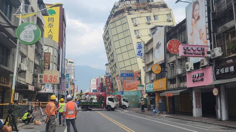 富凱、統帥飯店因強震傾倒  評估同時進行拆除