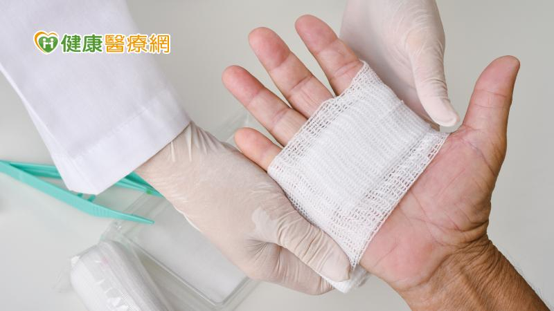 什麼傷口適合使用人工皮、液體OK繃？6種常見傷口敷料使用時機一次看！