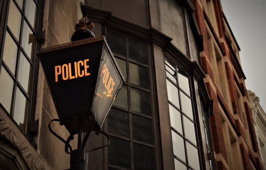 涉在網路上支持哈瑪斯 英國警官遭起訴