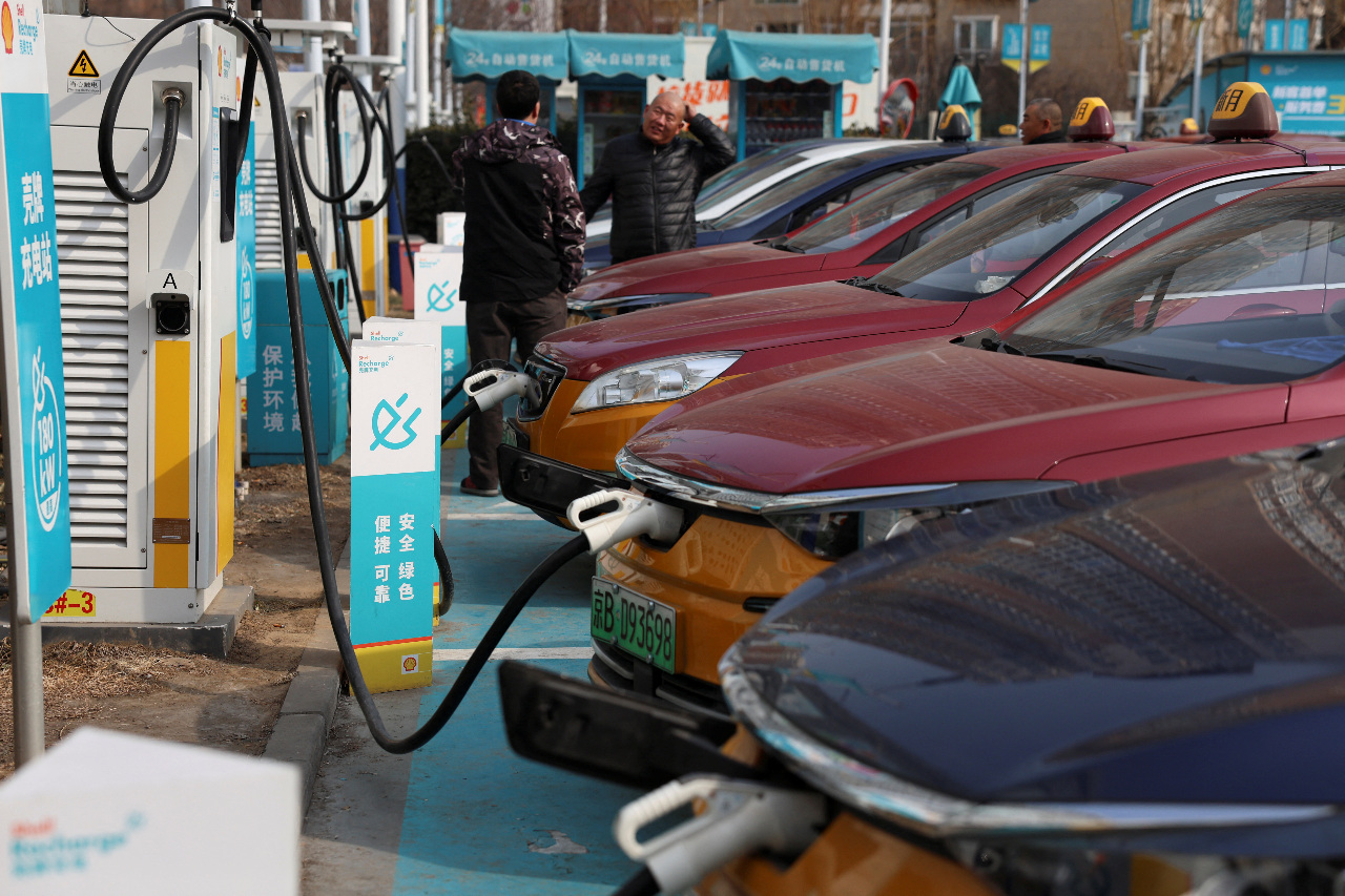 充電樁數量不足 中國五一出遊電動車排隊情況再現