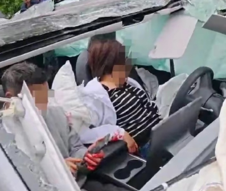 特斯拉江西連環撞車內2人傷 對照華為火燒車引議
