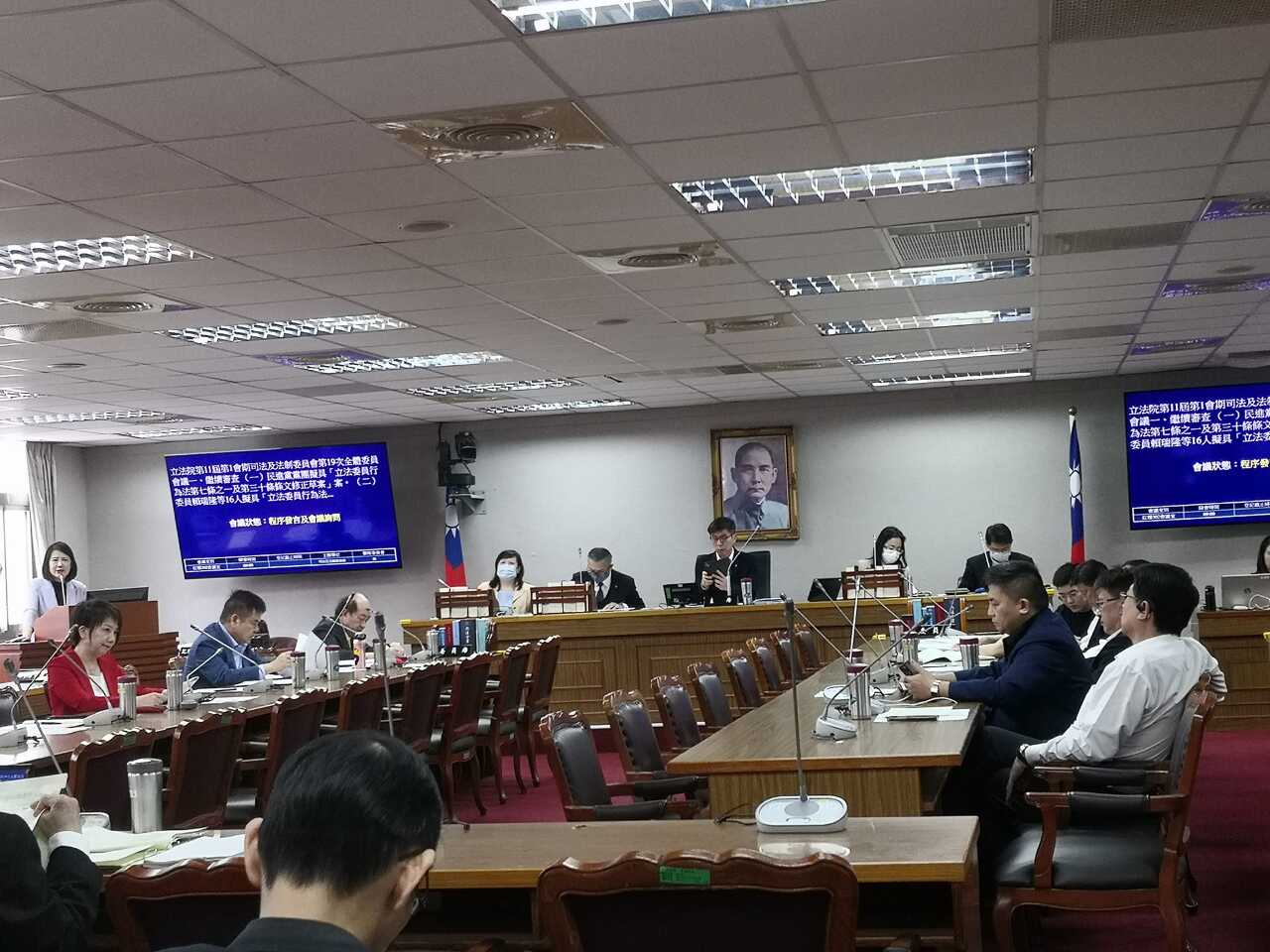 立委赴中需報備修法再度遭擋 藍營以人數優勢通過散會