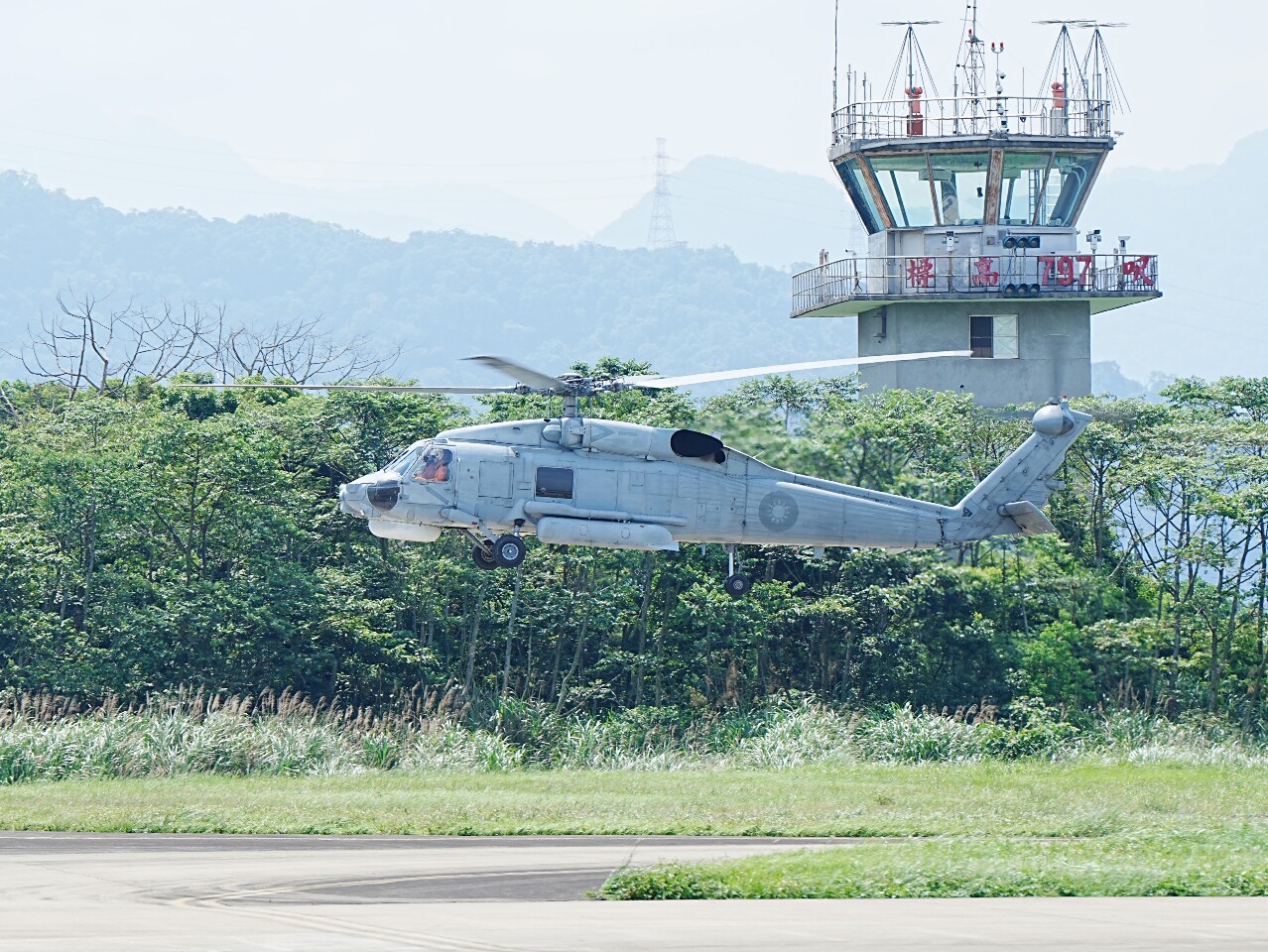 海軍反潛直升機罕見起降綠島 軍方：年度例行操演