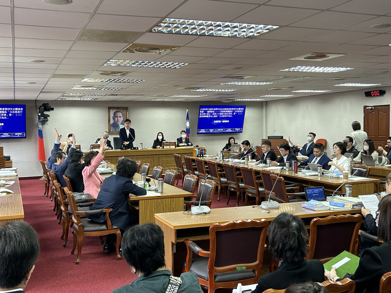 綠排審國會改革法案 藍第五度提散會動議通過