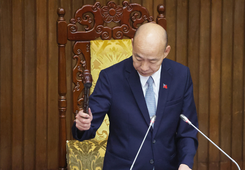 立院三讀 勞雇協商後得延長強制退休年齡