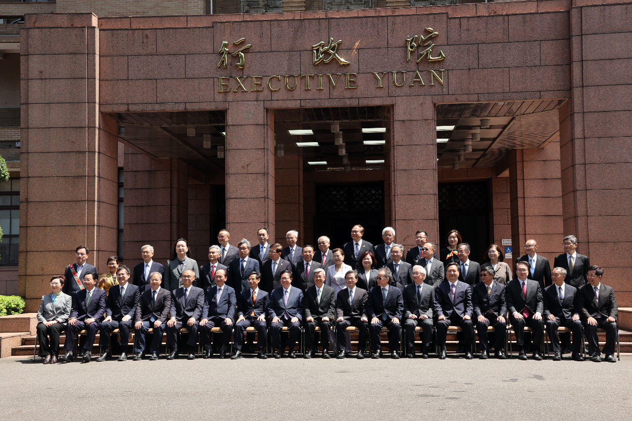 內閣總辭進入看守 陳建仁感謝溫暖堅韌內閣 贈蘋果瓷器祝福平安