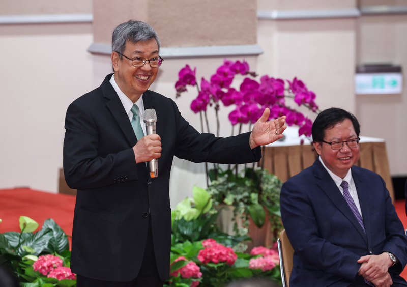 小蠟燭點亮台灣 陳建仁兩度鞠躬感謝同仁協助施政