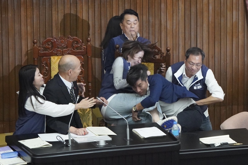 立院爆肢體衝突 鍾佳濱向陳菁徽致歉