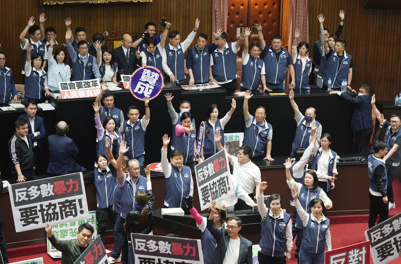 立院舉手表決通過延長開會 綠委質疑作票