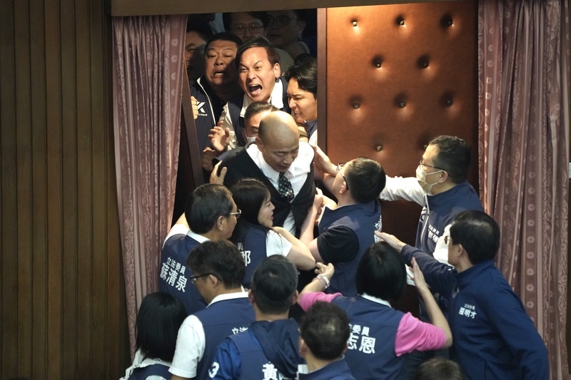 立委衝突中送醫 綠營譴責藍營暴力、籲韓國瑜停止開會