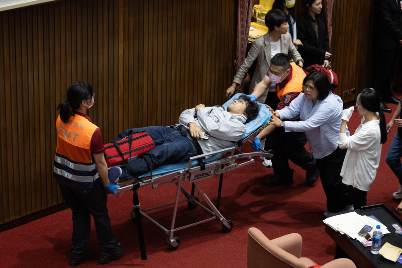 立院審國會改革法案爆激烈衝突 沈伯洋重摔送醫