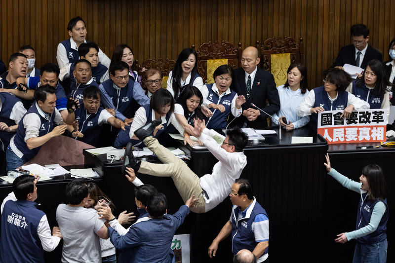 立院衝突3立委送醫 潘孟安代表賴清德赴醫院慰問