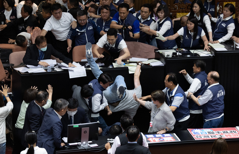 國會衝突綠提告殺人未遂 藍嗆先向議事人員道歉