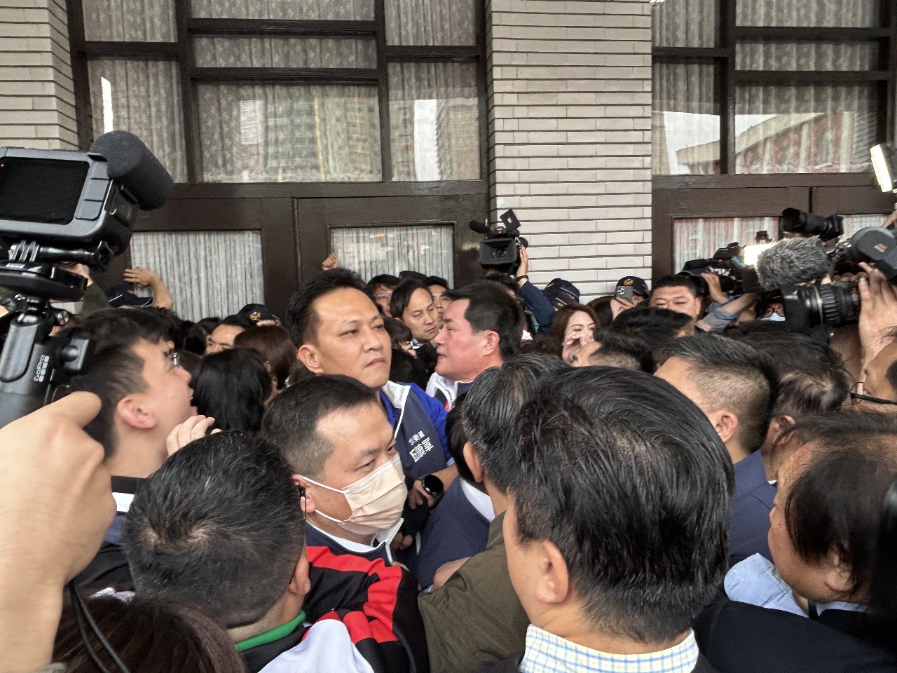 國會改革法案今表決 朝野爆發激烈肢體衝突拚遞案