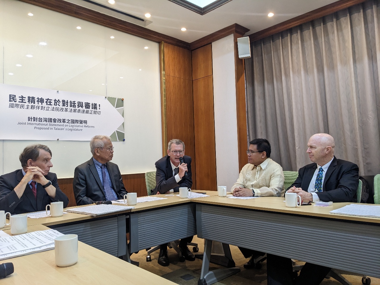 國際學者震驚：黑箱國會損及台灣聲譽 籲藍白撤回法案