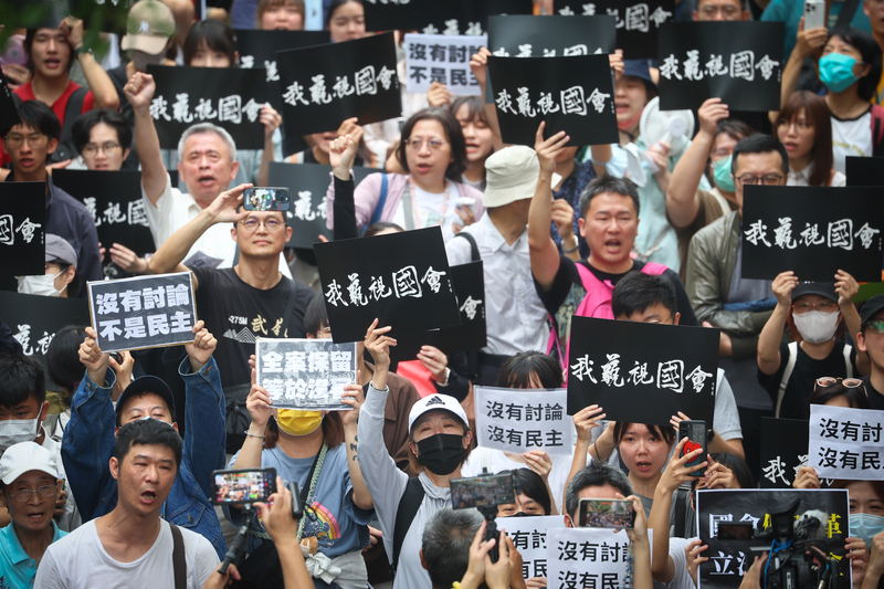 藍白立法爭議掀立院內外對峙 日經列出5大重點