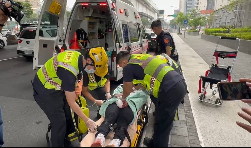20歲男中捷列車持刀砍人 乘客合力制伏共3傷