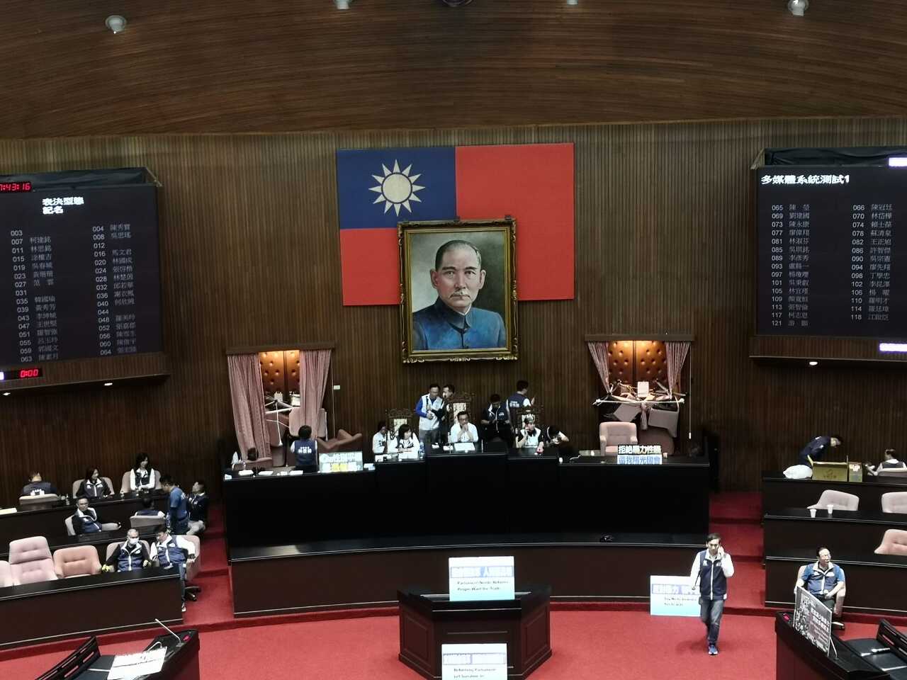 國會改革再闖關 在野黨拂曉集結占領主席台 綠營批民主已死