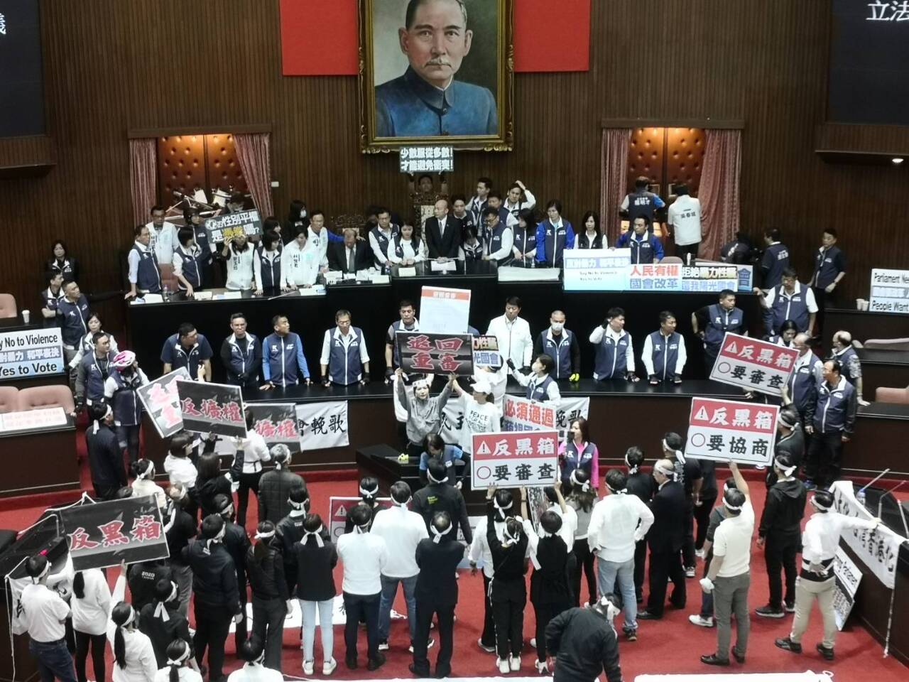立院朝野叫囂中上演表決大戰 藐視國會罪二讀通過