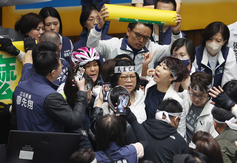 藍綠議場對峙 陳亭妃、陳玉珍主席台拉扯