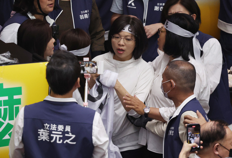 立院續戰國會職權修法 藍綠白爆發衝突 麥玉珍、林淑芬互控揮拳
