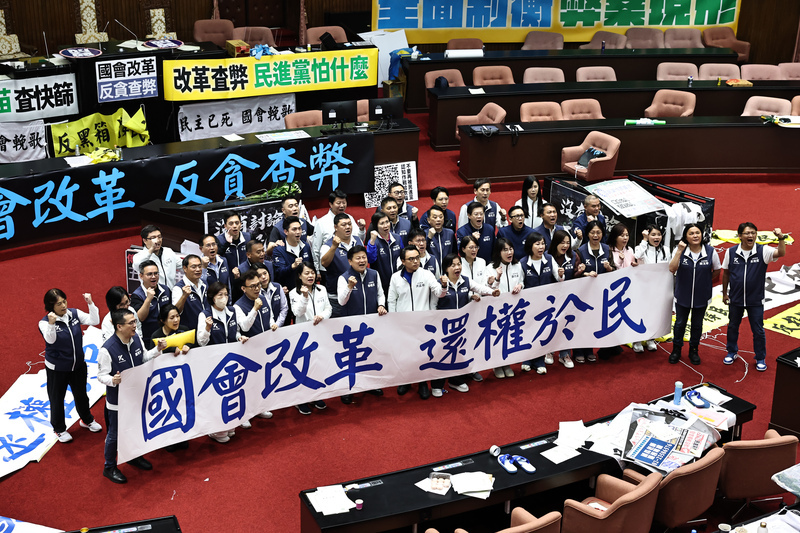 國會職權修法3天3夜表決大戰 關鍵條文皆二讀、28日續審