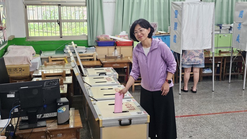 蘇巧慧當選新北主委 白送花祝賀、藍指將一較高下