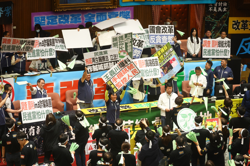 立法院職權行使法二讀完成 綠委朝韓國瑜射紙飛機