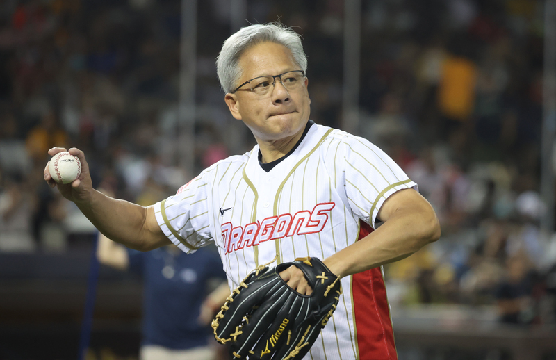 黃仁勳大巨蛋開球  笑稱很緊張要大家「眼睛閉一下」 (影音)
