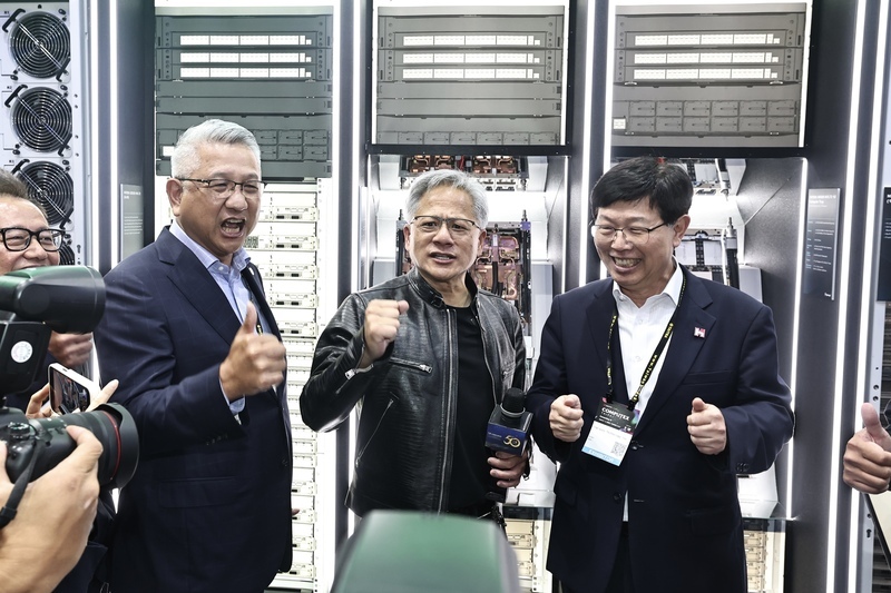 黃仁勳電腦展會鴻海董事長劉揚偉 合作高雄先進算力中心