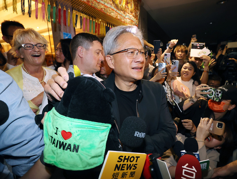 《立法院職權行使法》三讀通過，行政院長卓榮泰將提出覆議、釋憲  黃仁勳讚TAIWAN字母就藏「AI」 親曝今年還會再來台灣 台灣掀「仁來瘋」