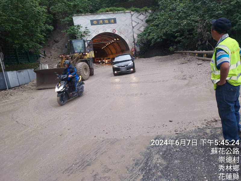 大雨致災蘇花崇德段土石流  台鐵列車延誤