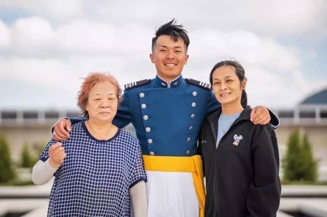 空軍證實 美官校台籍生與外婆已返抵國門 持續接受治療