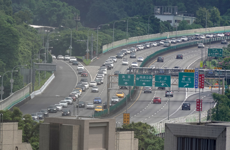 清明連假首日國道現車潮  多處局部壅塞