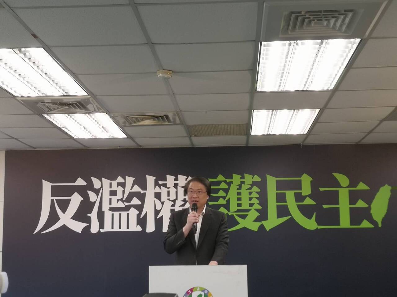 徐巧芯指王義川資料來自民進黨主管會議 林右昌駁斥