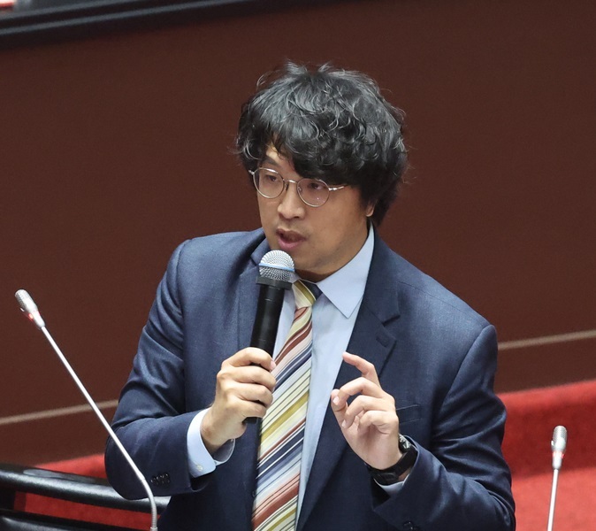 退將赴中慶黃埔百年先辦居住證 沈伯洋：為進行「內國法化」