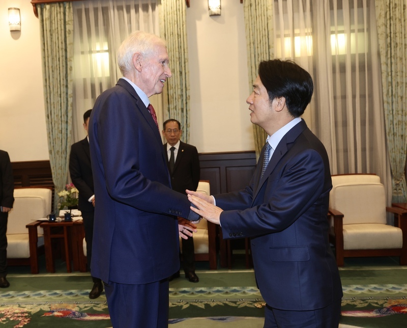 接見AIT前主席莫健 總統：唯有壯大實力才能帶來和平