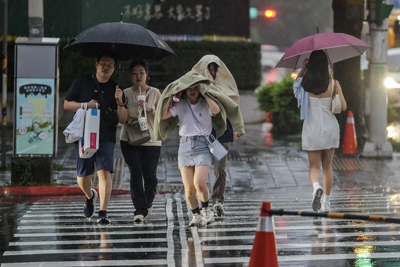 各地高溫悶熱 中部以北留意午後雷陣雨