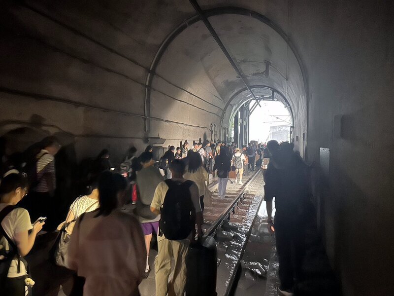 EMU3000撞到土石流 6旅客輕傷、司機員手骨折