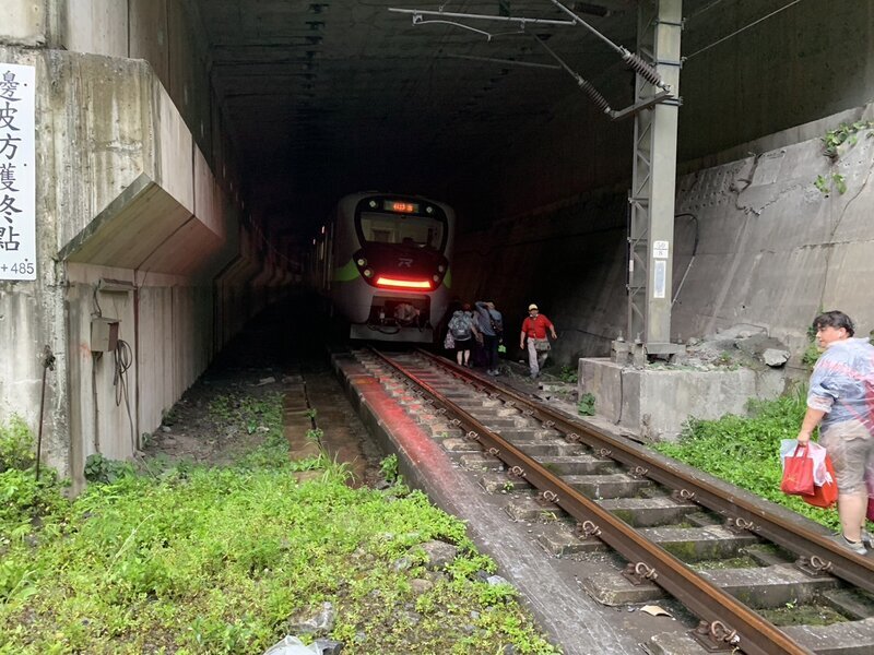台鐵出軌列車拖離  和仁崇德西線估中午搶通