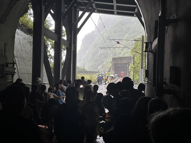 自強號撞擊落石  卓榮泰指示搶修並啟動急難照護