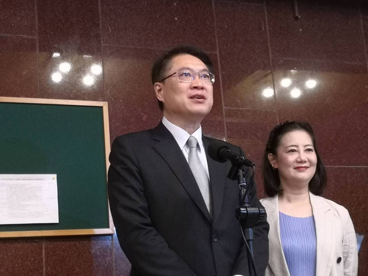 覆議案投票登場 林右昌赴民進黨團加油打氣