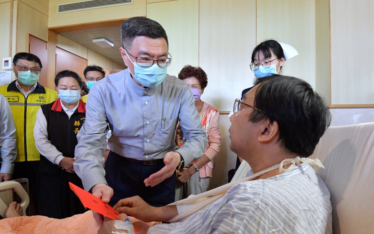 台鐵列車撞土石流 卓榮泰探望司機員致贈慰問金