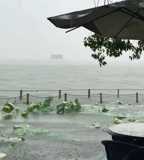 中國南方暴雨不斷 杭州西湖也罕見洩洪