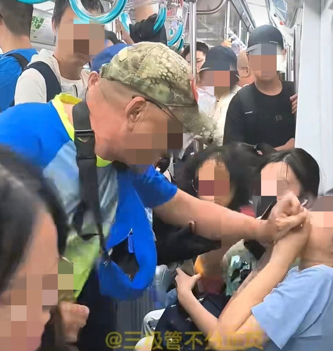 北京地鐵老翁要求讓座被拒 竟做不雅動作遭警帶走