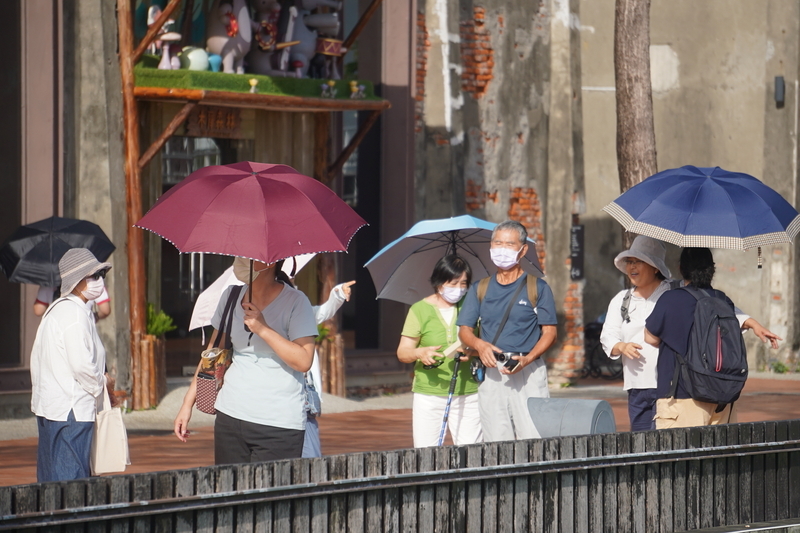 12縣市高溫橙燈  雲嘉以南愈晚雨愈多