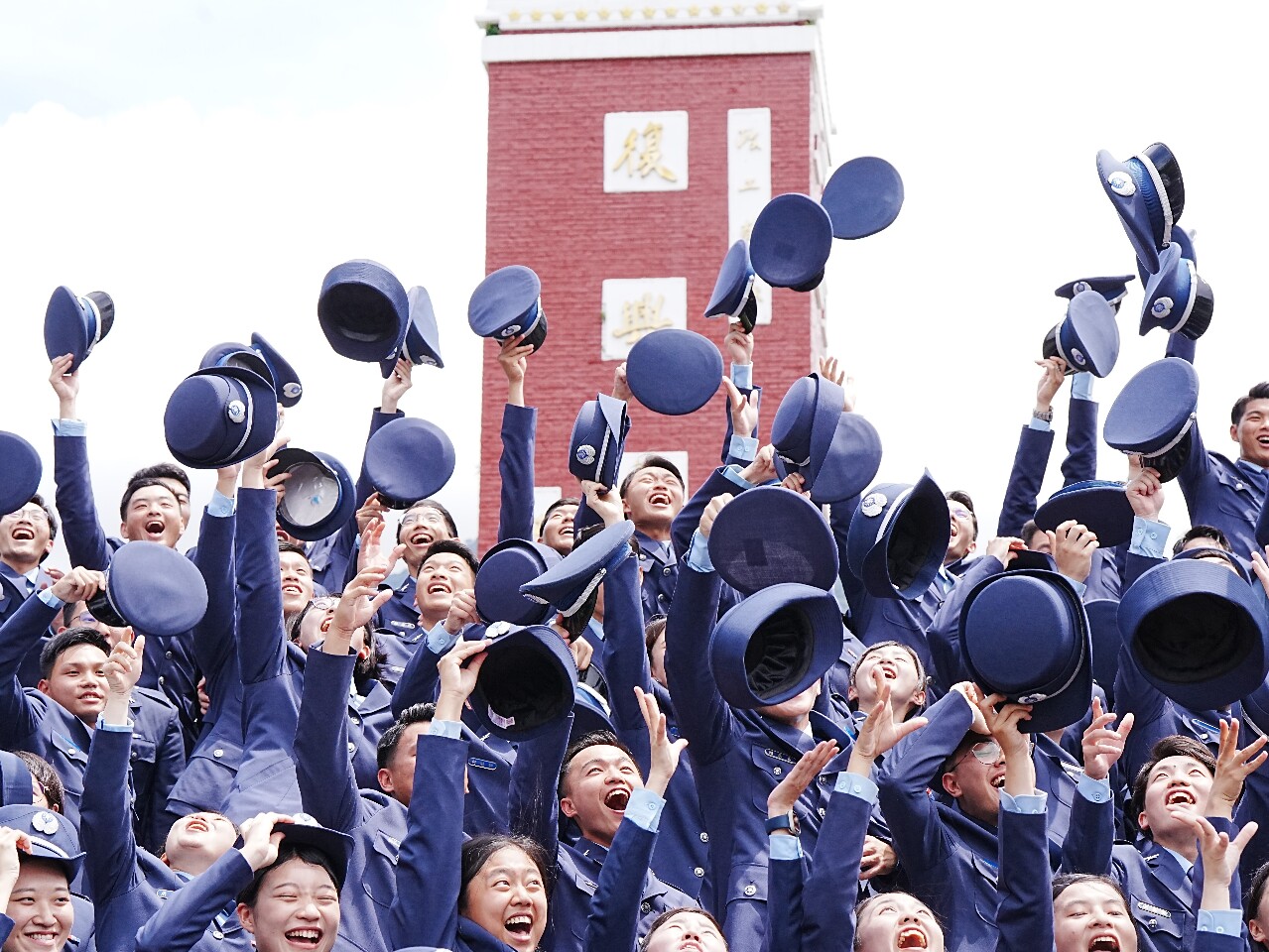 官校聯合畢典 總統：支持新國防改革 期勉畢業生抱持創新精神