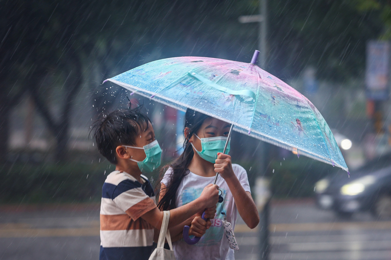 天氣熱午後易有雷雨 留意強降雨局部大雨