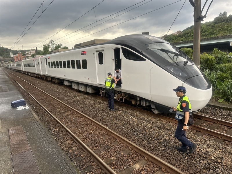 機車騎上台鐵月台衝進軌道遭撞  騎士輕傷送辦