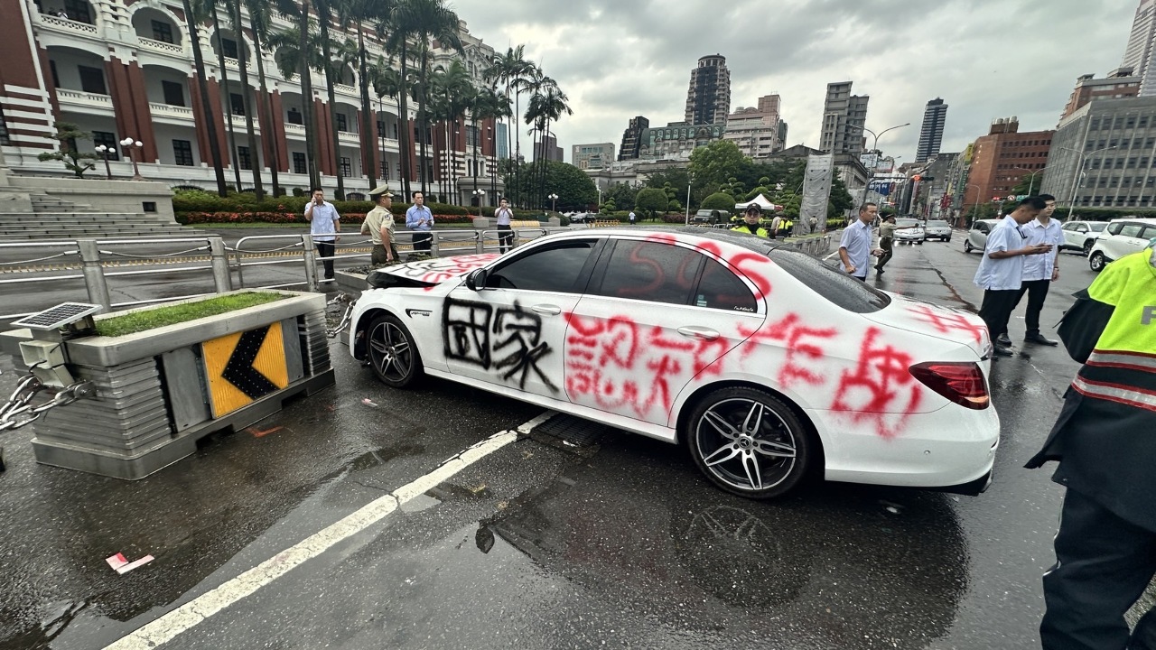 男子駕車衝撞總統府花台 府：交由警方釐清動機